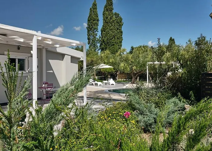 With Private Pool In דירה